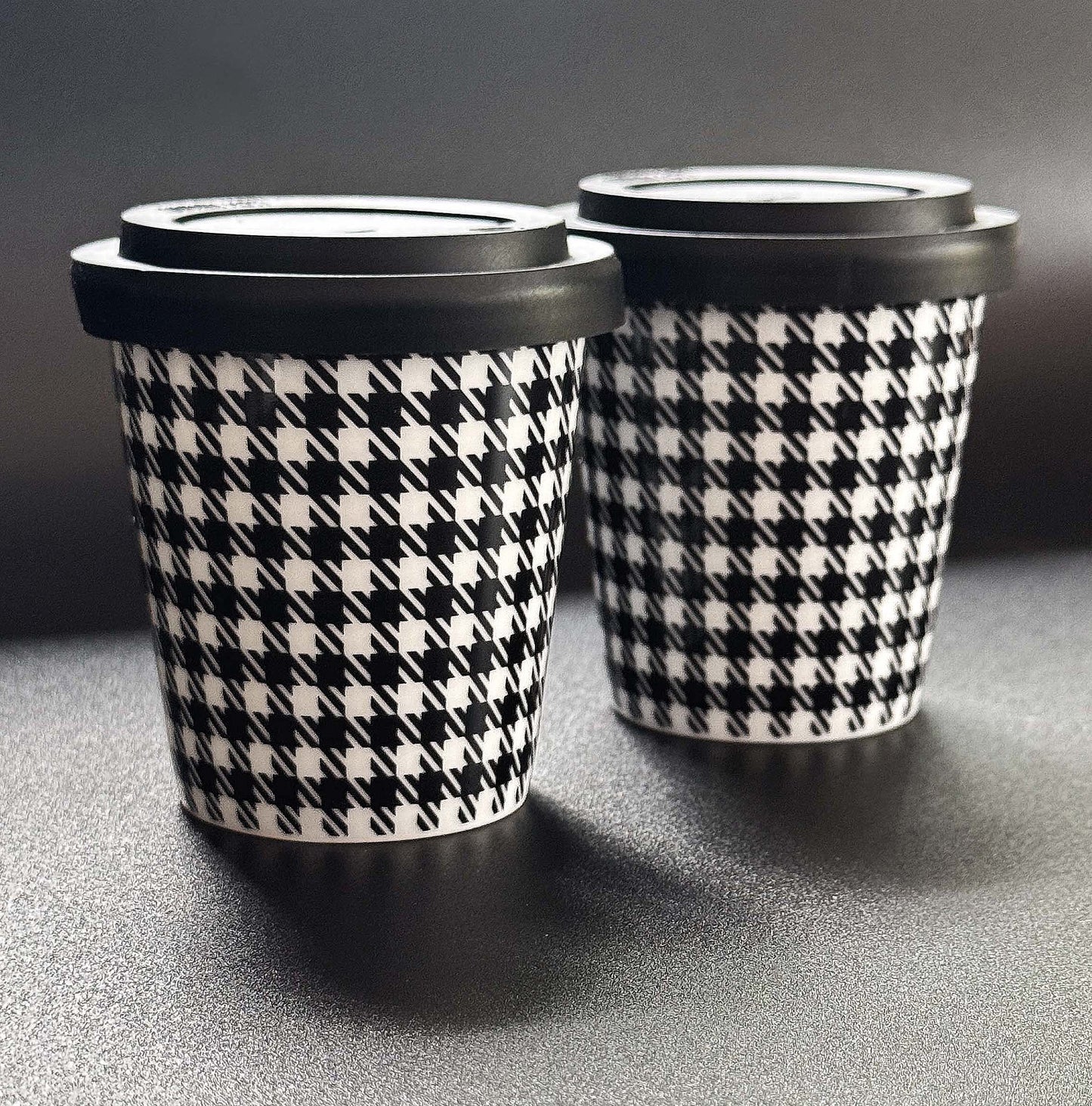 Espressobecher als Set mit Pepitamuster und Deckel als To-Go-Becher für Porsche-Enthusiasten und für den perfekten Porschetreff Lifestyle