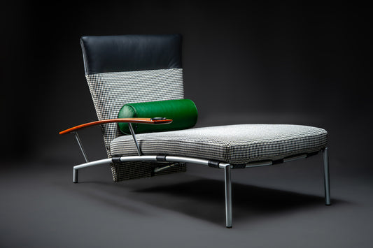 Designer Daybed Liege mit Porsche-Stoff Pepita und irischgrünen Akzenten aus Leder als exklusives Einzelstück.