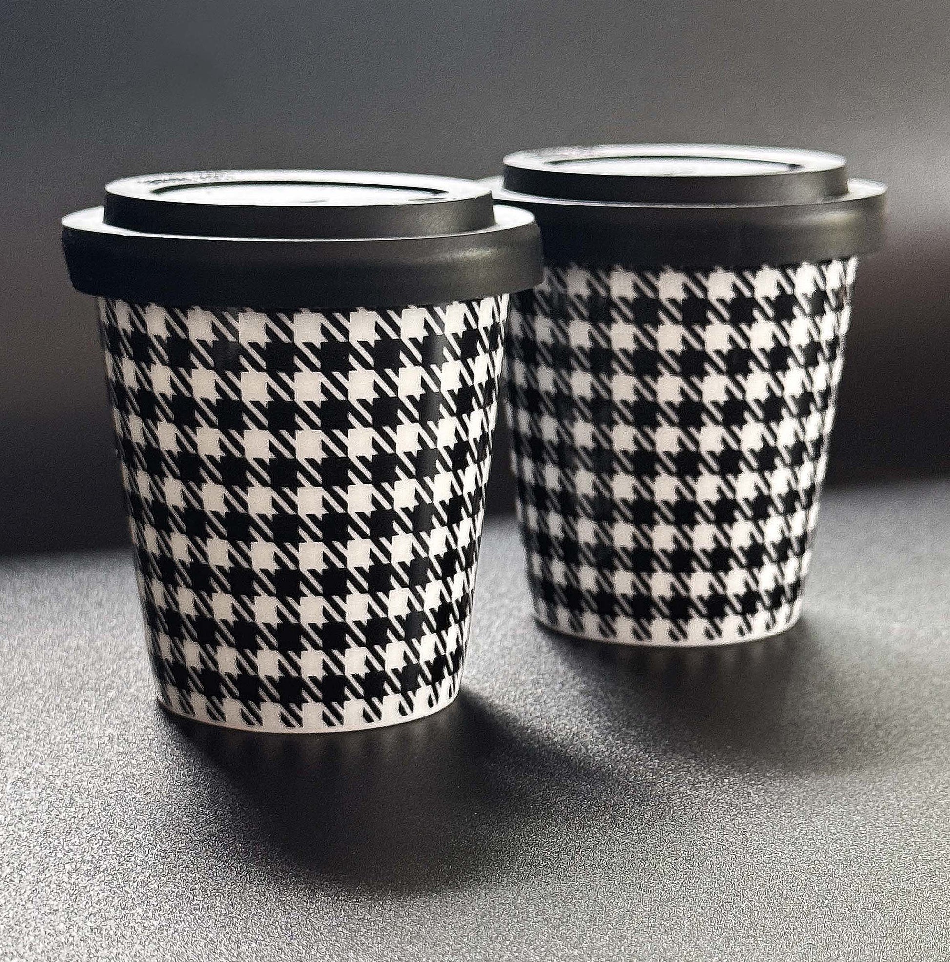 Espressobecher als Set mit Pepitamuster und Deckel als To-Go-Becher für Porsche-Enthusiasten und für den perfekten Porschetreff Lifestyle