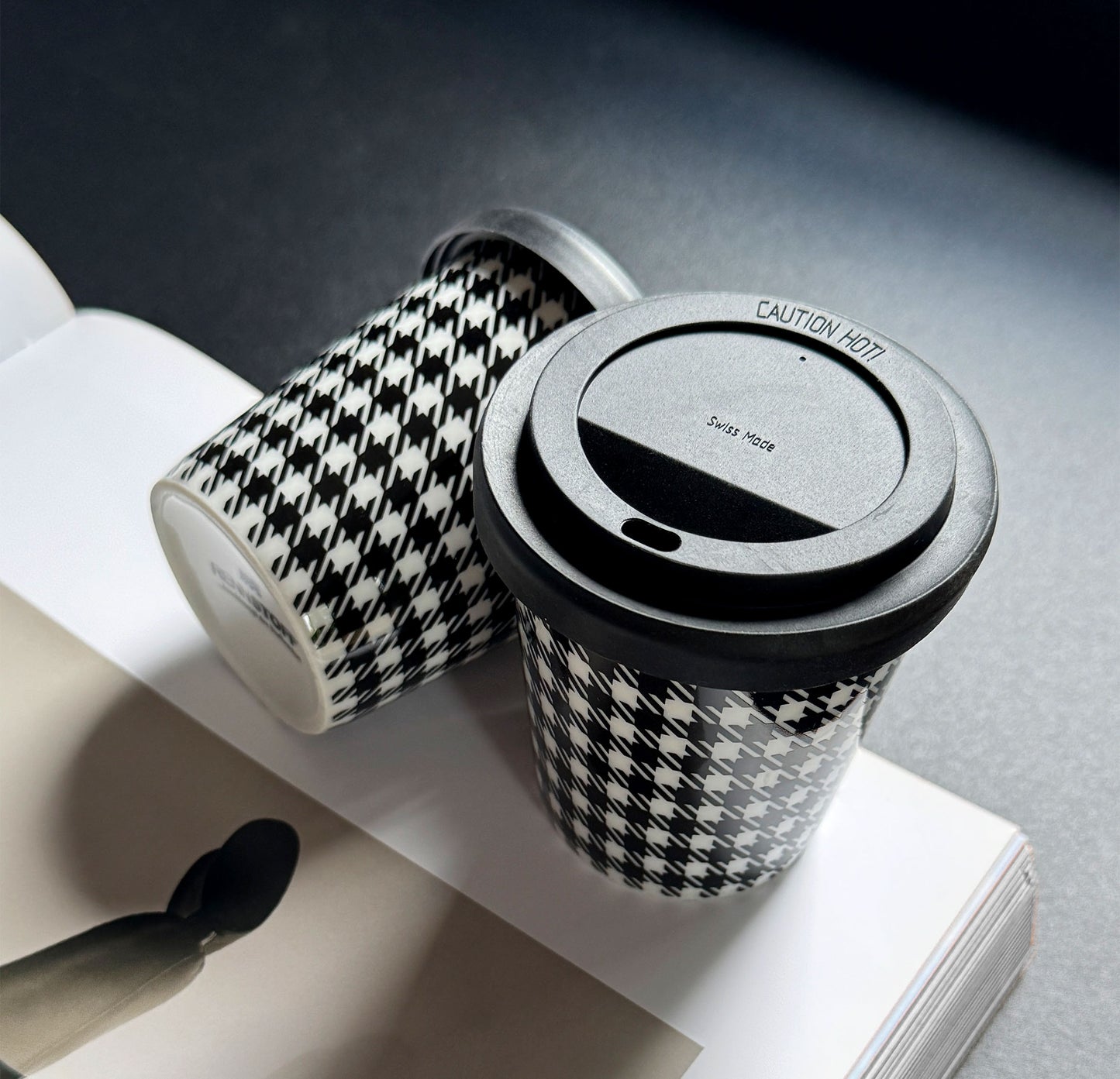 Espressobecher mit Pepitamuster und Deckel als To-Go-Variante für Porsche-Enthusiasten und für den perfekten Porschetreff Lifestyle